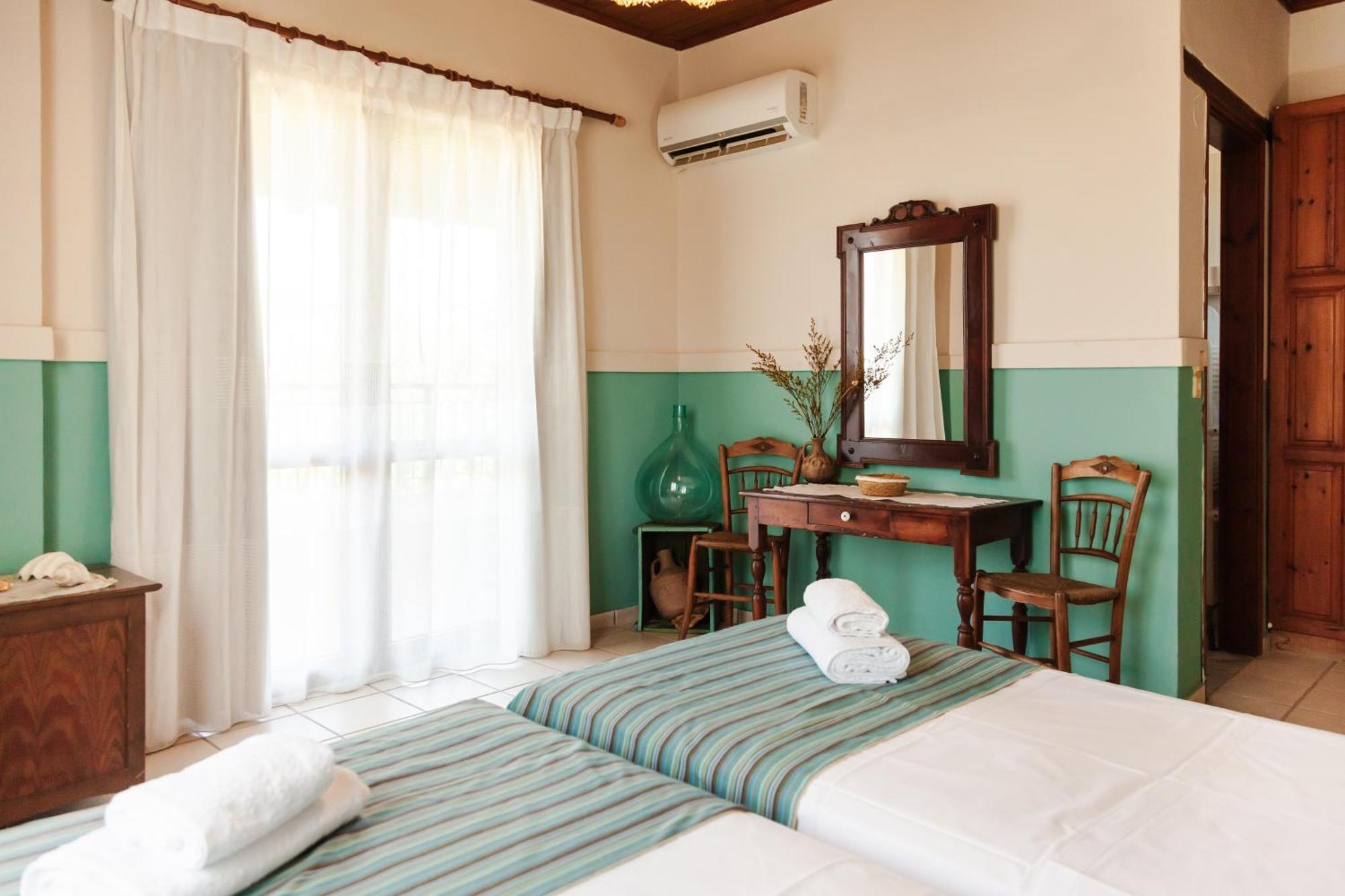 Amnisiades Apartments Karteros Bagian luar foto