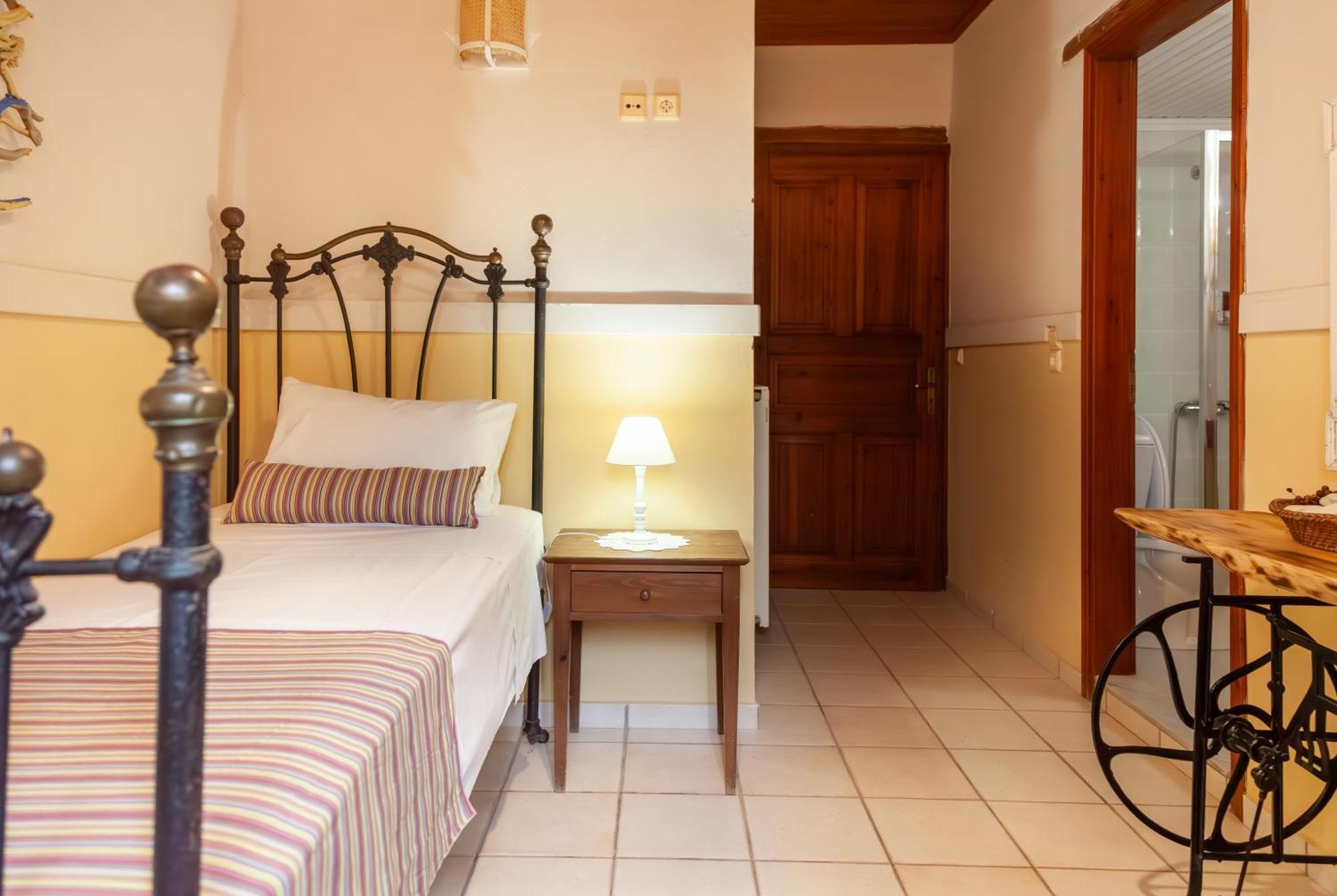 Amnisiades Apartments Karteros Bagian luar foto